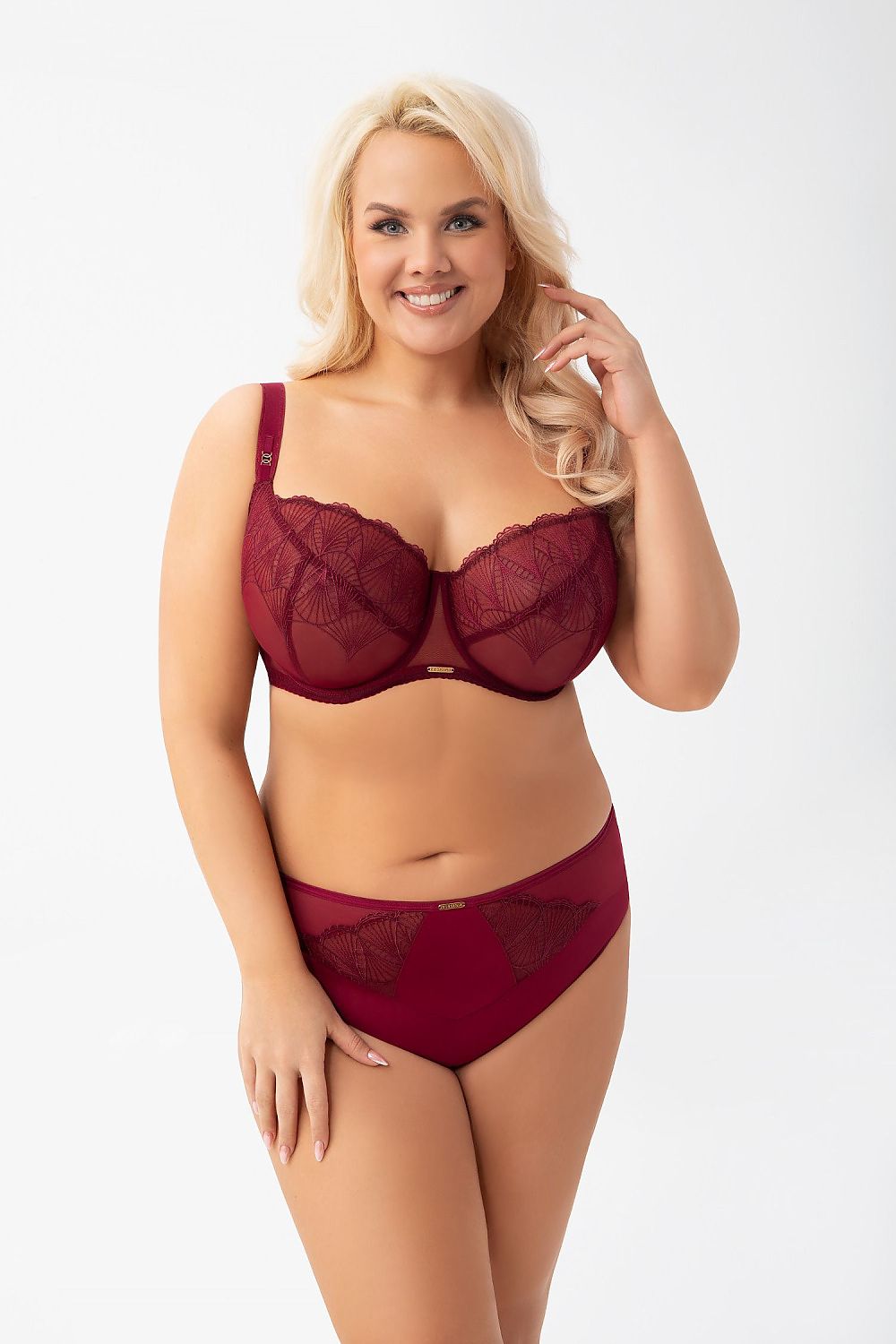 Chicnex elegant lace bra with adjustable straps