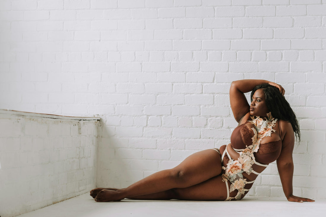 Curvey women shows her lingerie with confident 