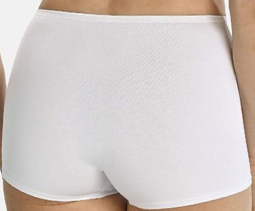 Comfortable and durable body-hugging boxers for curvy women