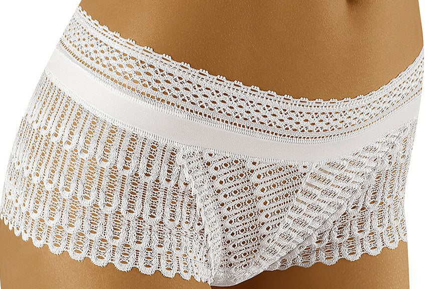 Plus size full-cut lace shorts with knitted insert