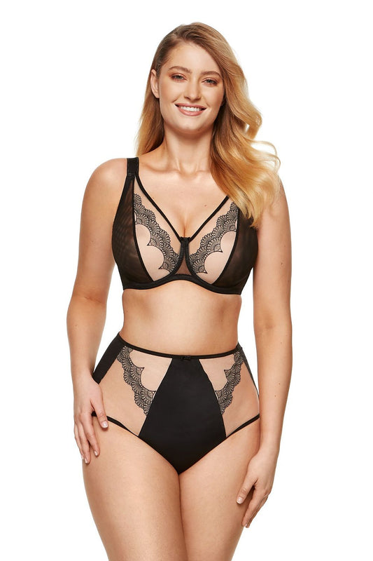 “Front view of Curvy Elegance Soft Bra with embroidered and reinforced tulle cups”