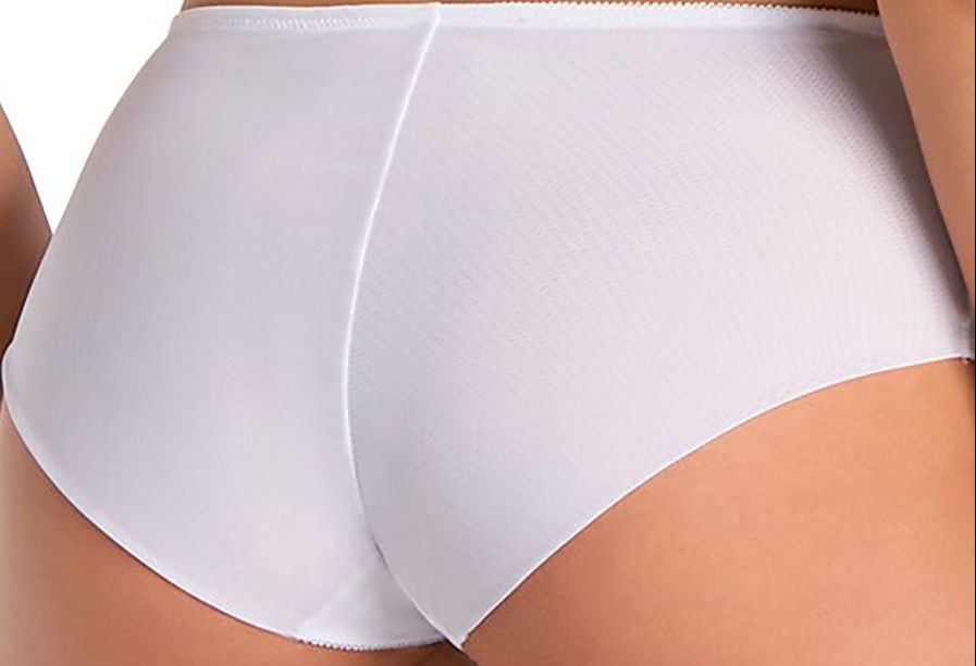 Comfortable cotton-lined plus size mesh shorts with elastic bands